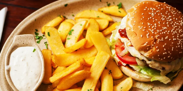 Šťavnatý hovädzí burger s hranolčekmi a omáčkou