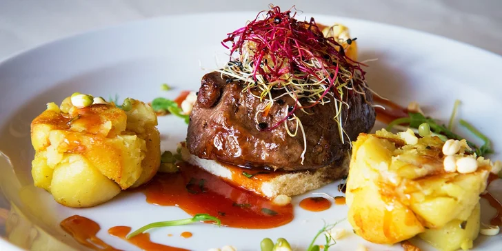 Lahodný hovädzí steak alebo divinový guláš s domácou knedľou