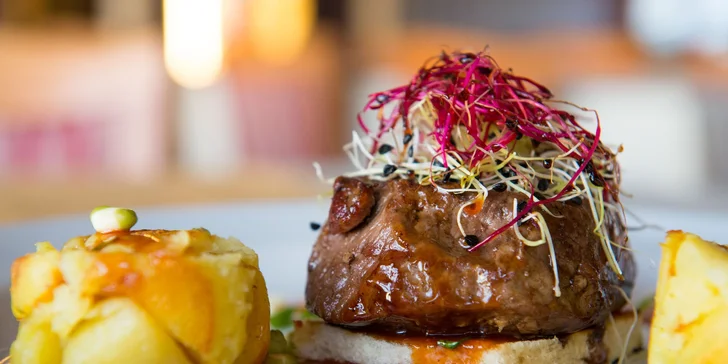 Lahodný hovädzí steak alebo divinový guláš s domácou knedľou