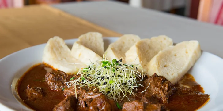 Lahodný hovädzí steak alebo divinový guláš s domácou knedľou
