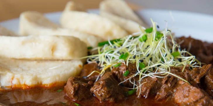 Lahodný hovädzí steak alebo divinový guláš s domácou knedľou