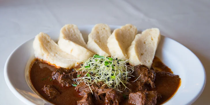 Lahodný hovädzí steak alebo divinový guláš s domácou knedľou