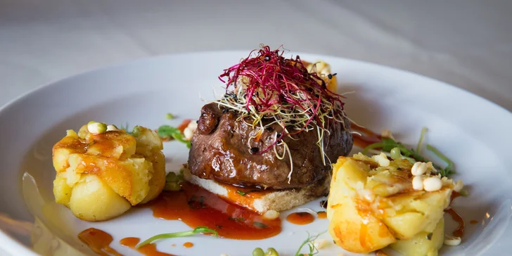 Lahodný hovädzí steak alebo divinový guláš s domácou knedľou