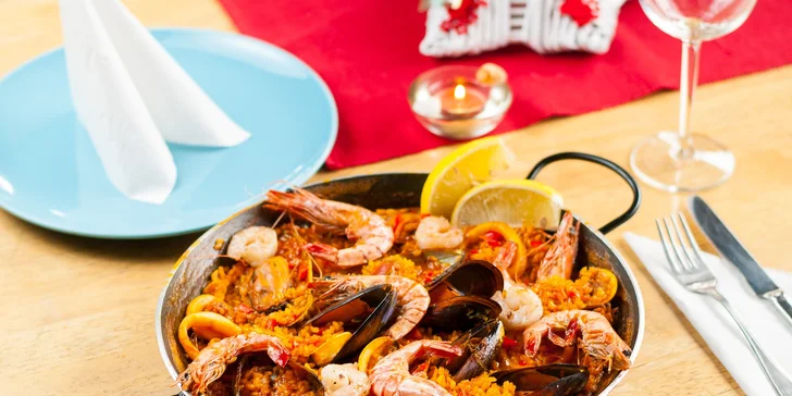 Pravá španielska paella s plodmi mora alebo s kuracím mäsom a zeleninou