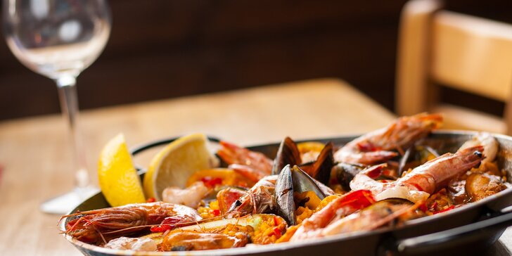 Pravá španielska paella s plodmi mora alebo s kuracím mäsom a zeleninou