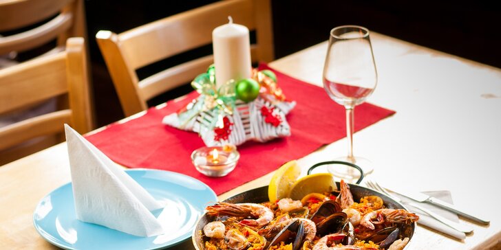 Pravá španielska paella s plodmi mora alebo s kuracím mäsom a zeleninou