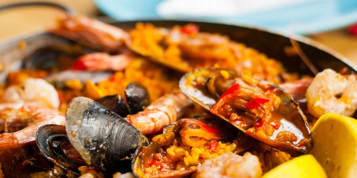 Pravá španielska paella s plodmi mora alebo s kuracím mäsom a zeleninou