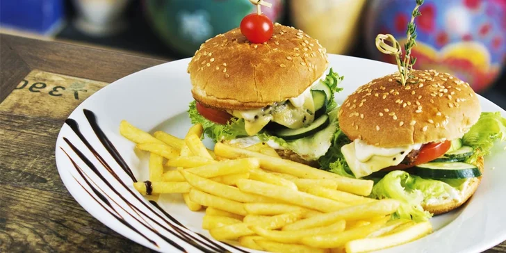 Ponuka pre dvoch - domáce hamburgery s hranolkami a nápojom