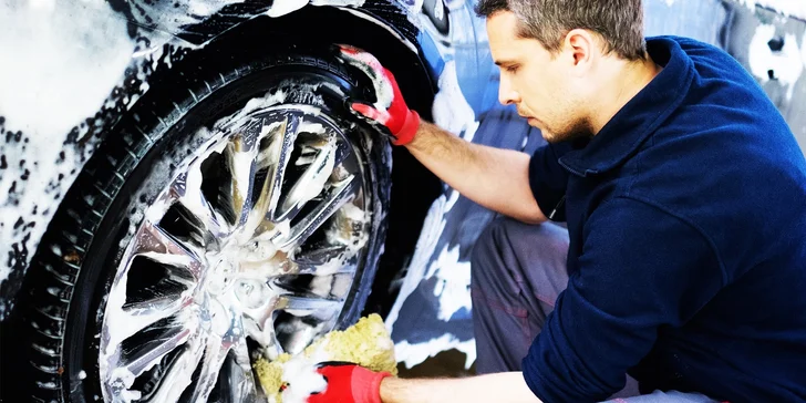 Kompletné umytie vášho automobilu s voskovaním