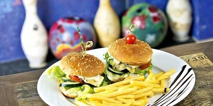 Ponuka pre dvoch - domáce hamburgery s hranolkami a nápojom