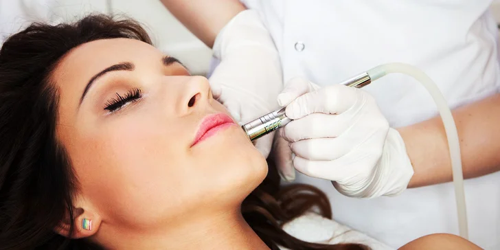 Diamantová dermabrázia s masážou rúk a úpravou obočia