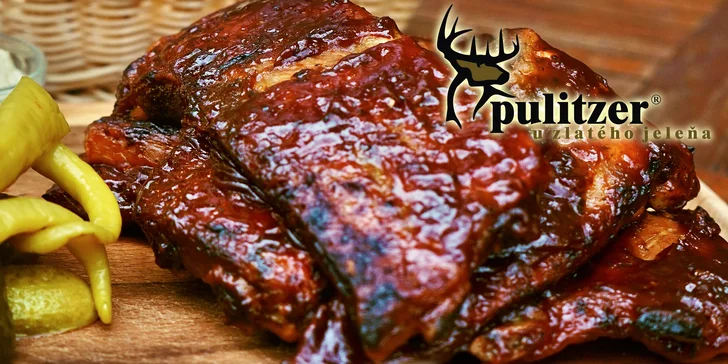 1 kg grilovaných bravčových rebierok s barbecue omáčkou podávaných s čerstvým chrenom, nakladanou zeleninou a zemiakovým chlebom