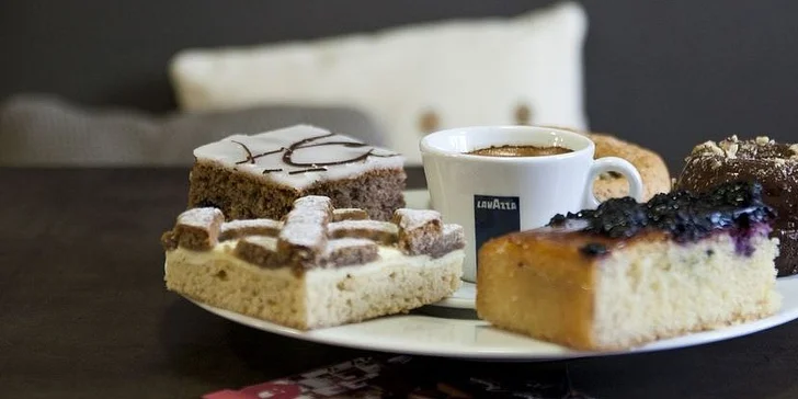 Pravá talianska káva s domácim zákuskom