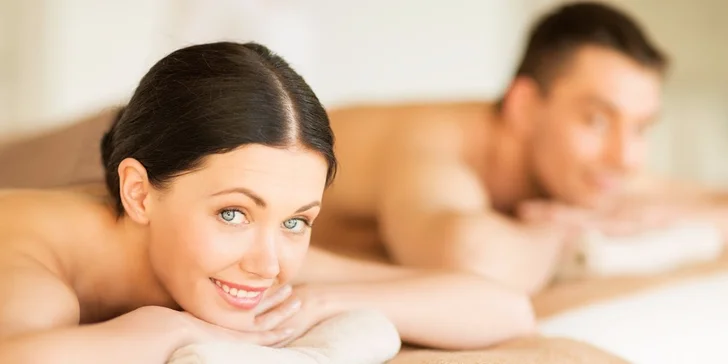 Tradičná thajská alebo aromaterapeutická olejová masáž pre páry