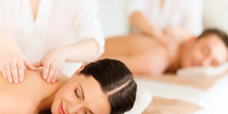 Tradičná thajská alebo aromaterapeutická olejová masáž pre páry