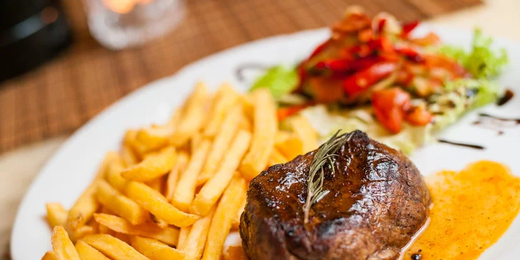 Chutný steak so zemiakmi a omáčkou