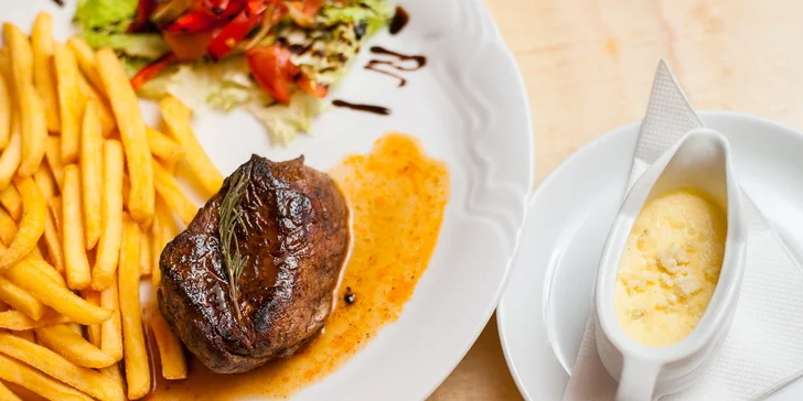 Chutný steak so zemiakmi a omáčkou