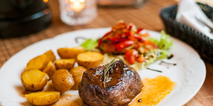 Chutný steak so zemiakmi a omáčkou