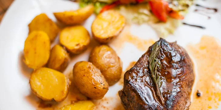 Chutný steak so zemiakmi a omáčkou