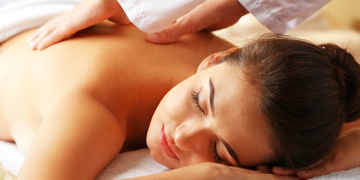 Lečivá aromaterapeutická masáž trupu, šije a hlavy prírodnými bylinnými olejmi