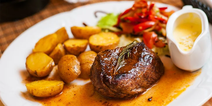 Chutný steak so zemiakmi a omáčkou