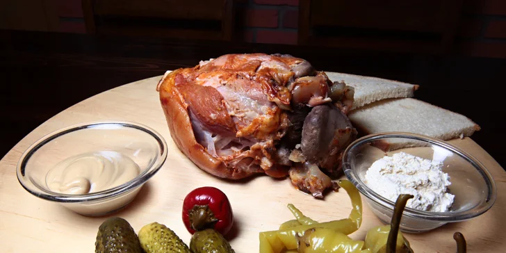 Pečené bravčové koleno s kyslou oblohou a chlebom