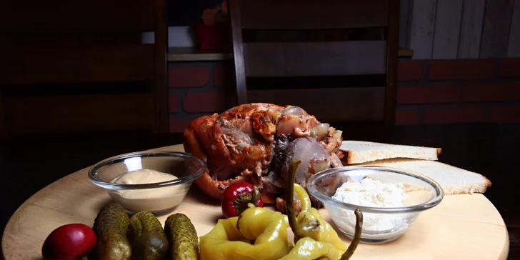 Pečené bravčové koleno s kyslou oblohou a chlebom