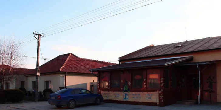 Pečené bravčové koleno s kyslou oblohou a chlebom