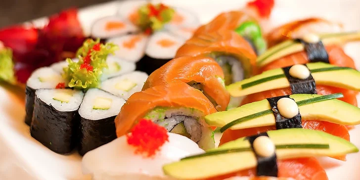 SUSHI set a ázijské menu pre dvoch v Asian restaurant SUNSHINE v Auparku