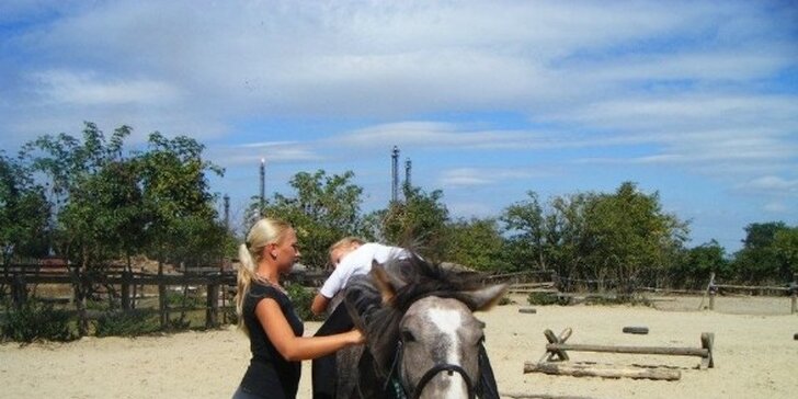 Deti a koníky na ranči a zázračná liečba koňom
