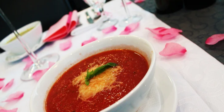 3-chodové menu pre 2 osoby s vínom podľa vlastného výberu