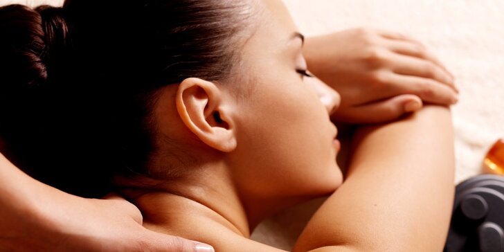 Relaxačná aromaterapeutická olejová masáž celého tela alebo masáž chrbta