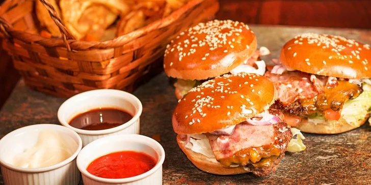 Burger alebo poriadne obrovská burger misa pre vytrénované žalúdky bez dna