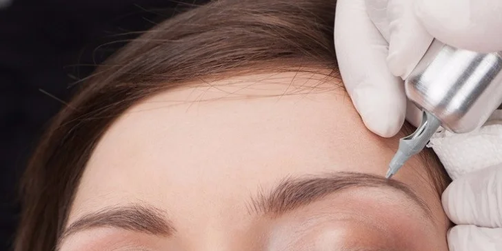 Dokonalé obočie s permanentným makeupom tetované špeciálnymi čepieľkami