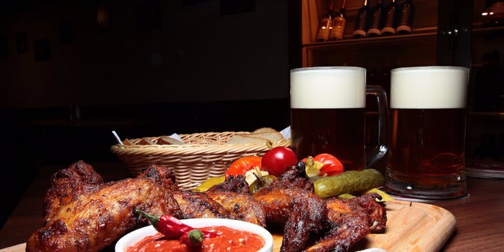 Jedácky sviatok: Pol kila krídelok či rebierok a k tomu 2 veľké pivá v Zámockom Pivovare