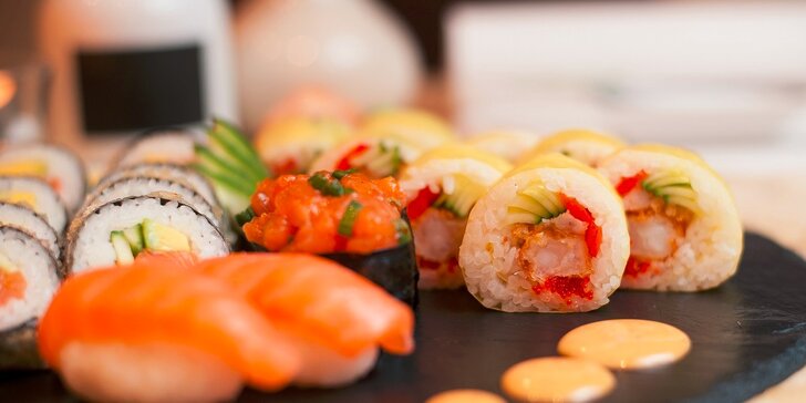 Sushi set s krevetou a lososom v Mama's Panasion restaurant