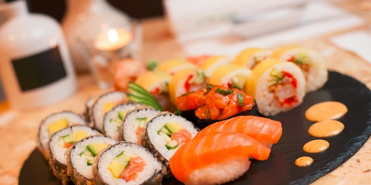 Sushi set s krevetou a lososom v Mama's Panasion restaurant