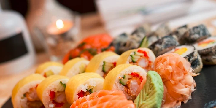 Sushi set s krevetou a lososom v Mama's Panasion restaurant