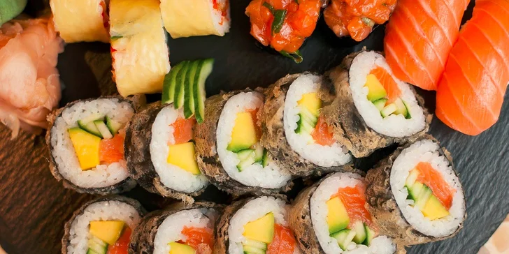 Sushi set s krevetou a lososom v Mama's Panasion restaurant