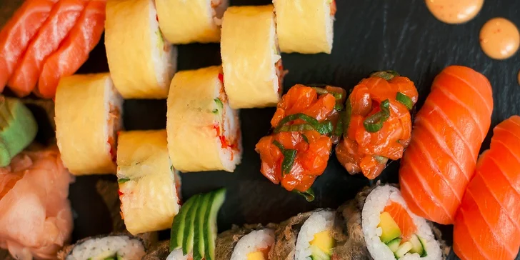 Sushi set s krevetou a lososom v Mama's Panasion restaurant