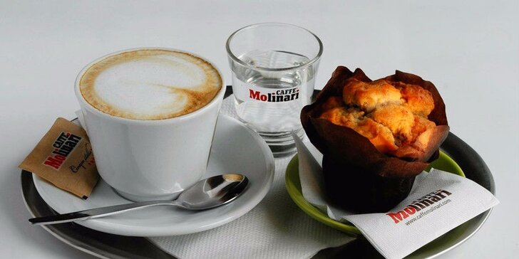 Káva a muffin alebo horúca čokoláda so šľahačkou