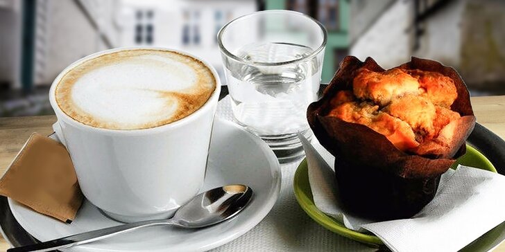 Káva a muffin alebo horúca čokoláda so šľahačkou