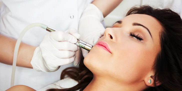 Diamantová dermabrázia s masážou rúk a úpravou obočia