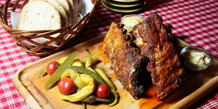 Milovníci mäsa, spojte sa! Pečené rebierka alebo 1300 g pochúťok na doske!