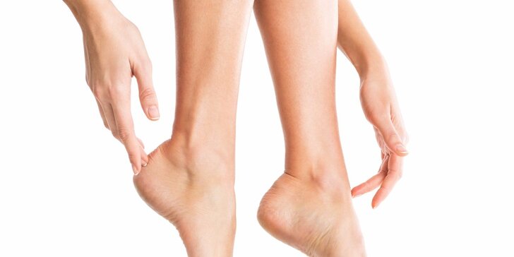Zdravé krásne nohy s mokrou pedikúrou