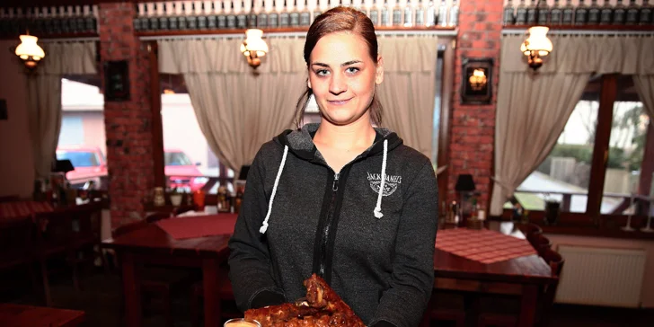 Milovníci mäsa, spojte sa! Pečené rebierka alebo 1300 g pochúťok na doske!