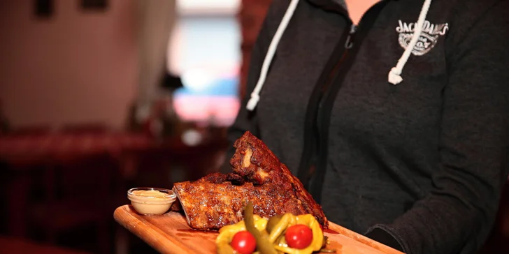 Milovníci mäsa, spojte sa! Pečené rebierka alebo 1300 g pochúťok na doske!