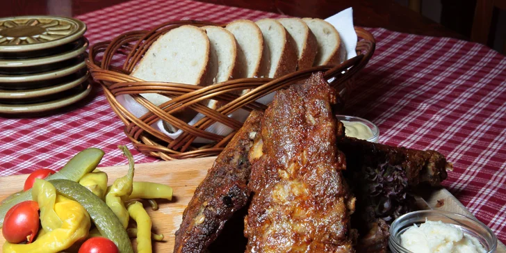 Milovníci mäsa, spojte sa! Pečené rebierka alebo 1300 g pochúťok na doske!