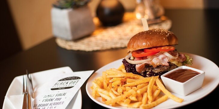 Slaninový burger s cibuľovými krúžkami a hranolčekmi