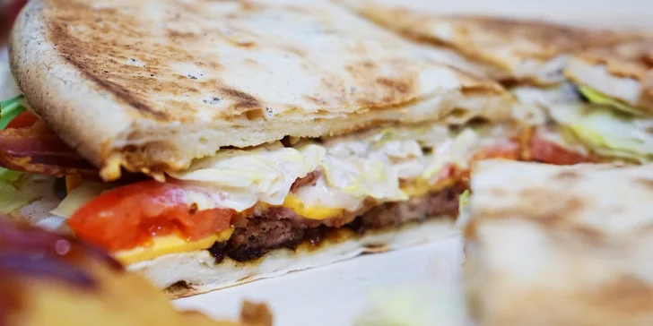 Tak toto sami nedáte! Najväčší hovädzí burger na donášku až k vám domov